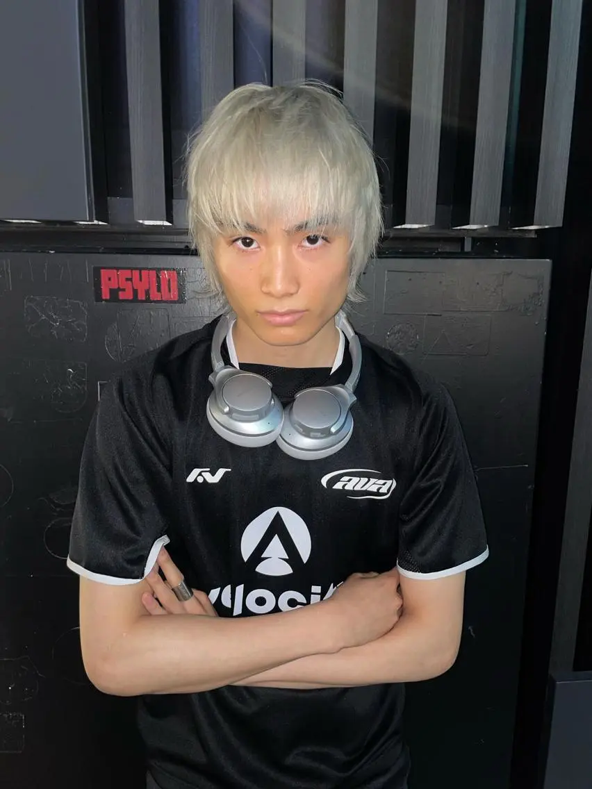 ショート カラー メンズ メンズバレイヤージュ メンズブリーチ センターパート フェードカット メンズハイライト ヘアカラー トリートメント スパイラルパーマ 🌐hina⭐️のヘアスタイル