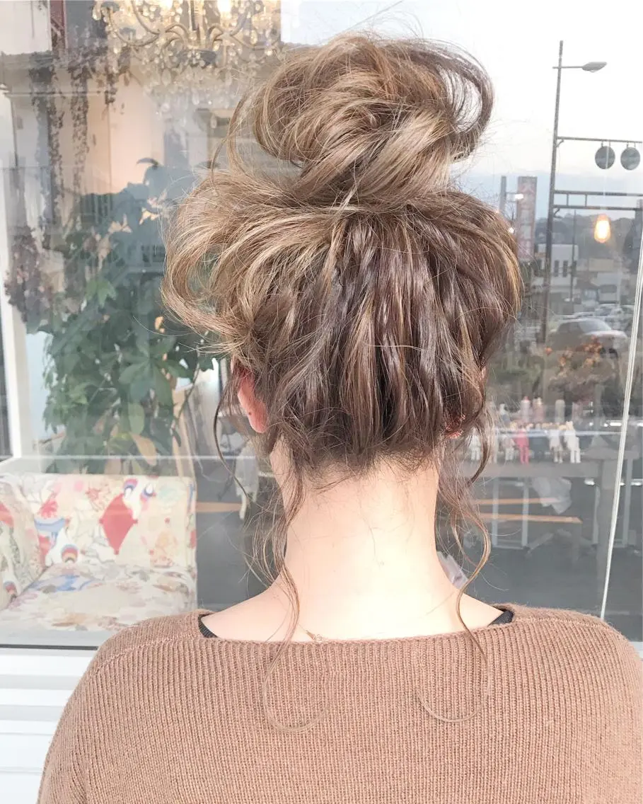 セミロング カラー ヘアアレンジ お団子ヘア 切りっぱなしボブ バレイヤージュ ブリーチ デザインカラー Mariana/ 鶴原-ハイライトのヘアスタイル