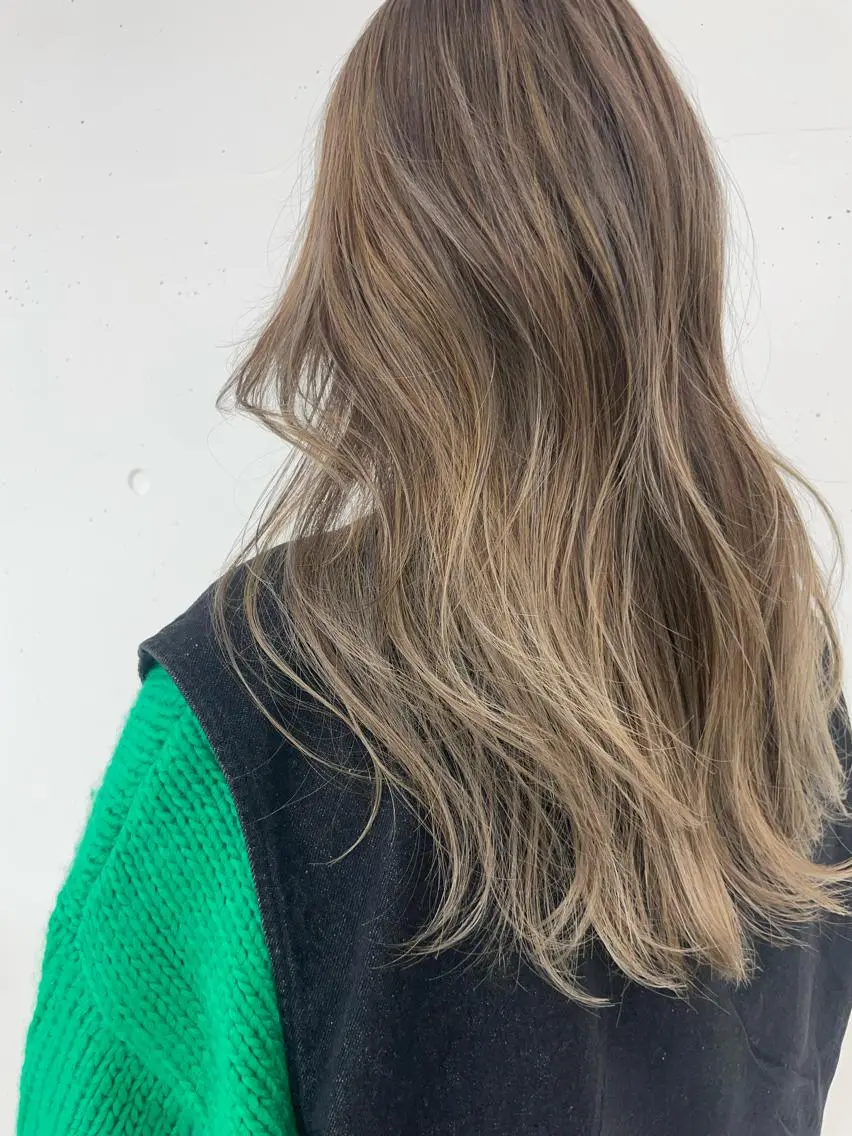 ロング カラー ブリーチ ケアブリーチ グラデーションカラー ハイライトカラー ハイトーンカラー ヘアカラー トリートメント レイヤーカット💖 Kaedeのヘアスタイル