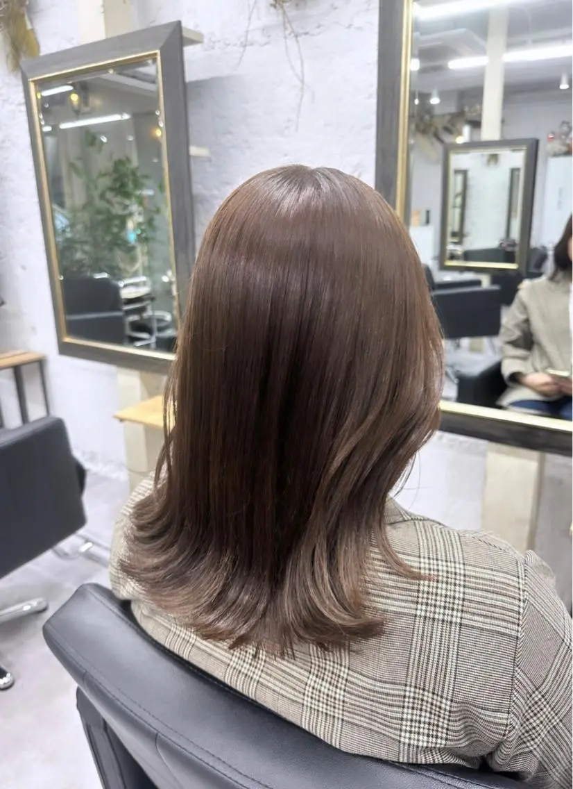 ミディアム 瀧優華白髪ぼかし 大人レイヤー🩵のヘアスタイル