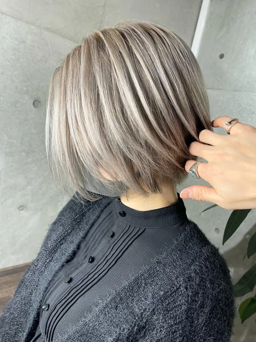 カラー グレージュ ハイトーンカラー ハイトーングレージュ ボブ 髪質改善 ヘアカラー トリートメント Kazu 🌠名古屋 ハイトーン/レイヤーのヘアスタイル