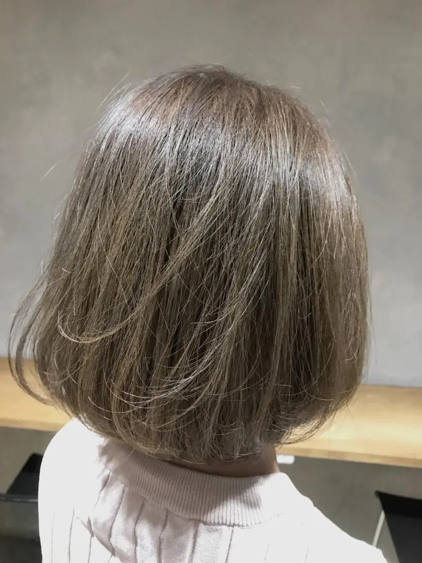 ミディアム カラー パーマ アッシュ アッシュグレー アッシュグレージュ グレージュ タカサキ ケイタのヘアスタイル