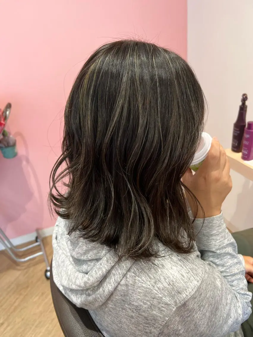 ミディアム ハイライト 伊藤 愛美のヘアスタイル