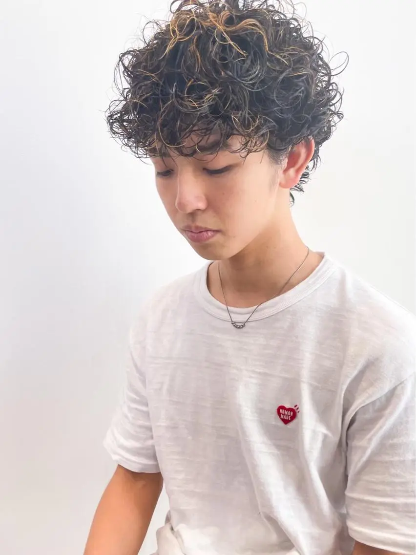 ショート パーマ メンズ メンズバレイヤージュ メンズブリーチ フェードカット メンズハイライト メンズハイトーン 🌈新田 みどり🌈のヘアスタイル