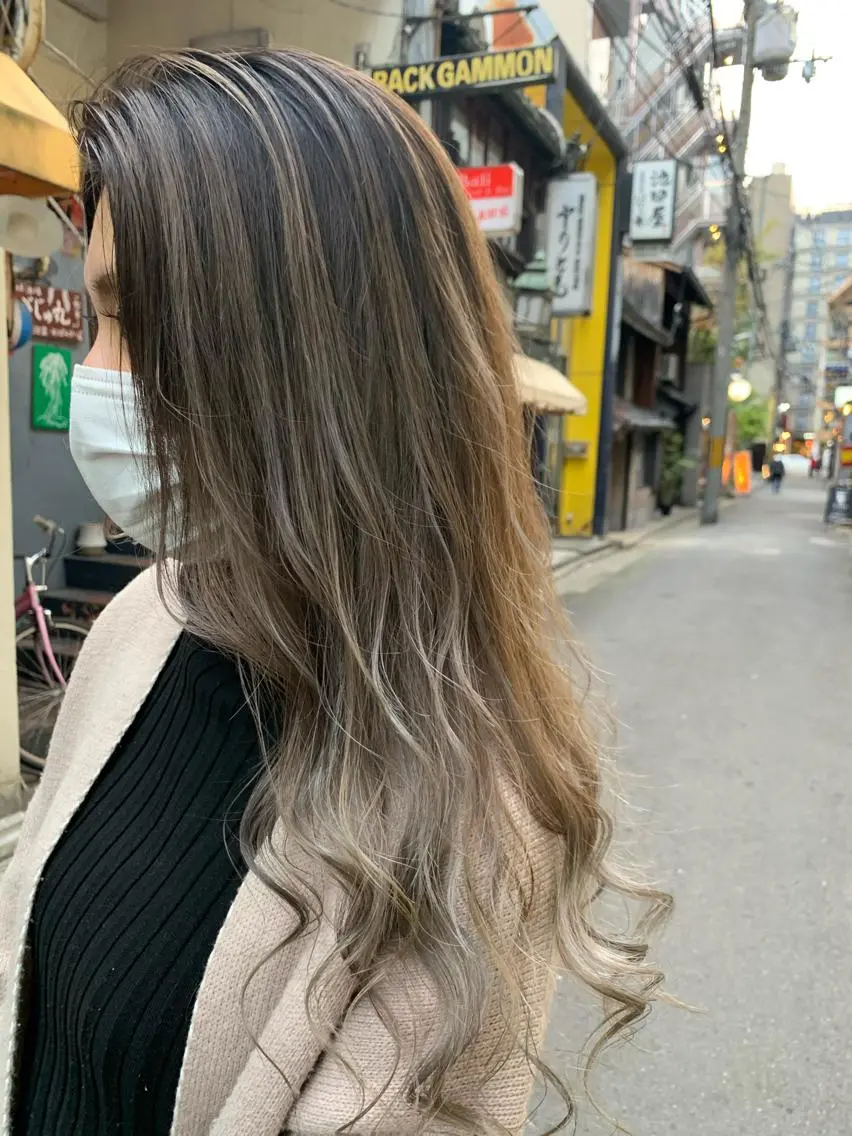 ミディアム カラー レイヤーカット 西村あきやのヘアスタイル