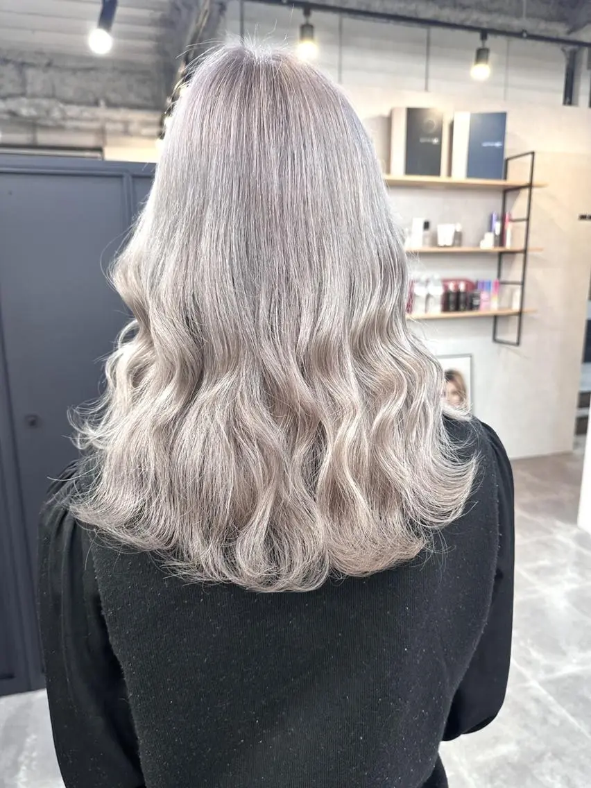 セミロング カラー ヘアアレンジ ハイトーン カラーのヘアスタイル