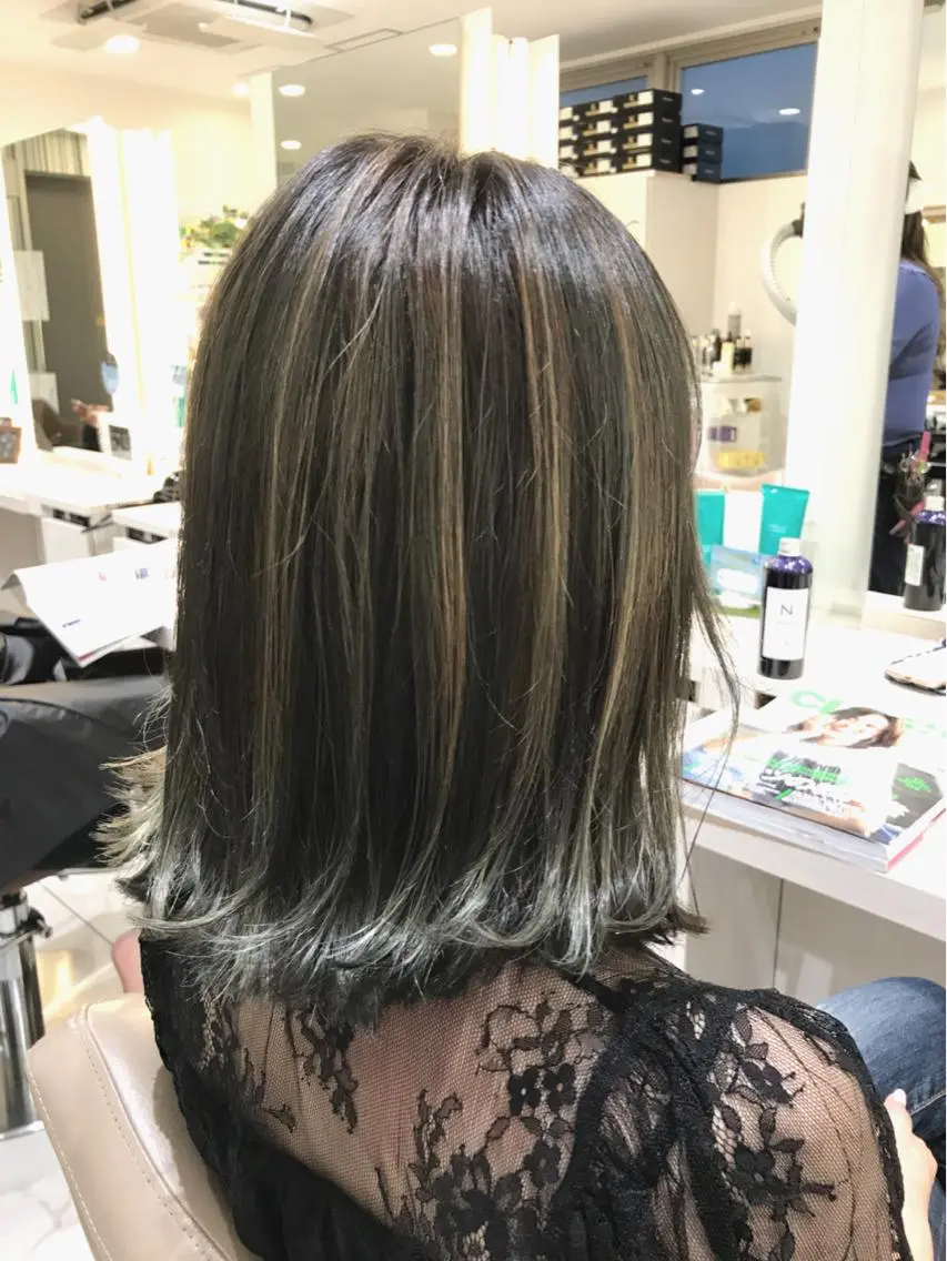 ショート カラー グレージュ ハイライトカラー ボブ ハイライト 外ハネヘア カット ヘアカラー 山崎俊輔/髪質改善 /バレイヤージュのヘアスタイル