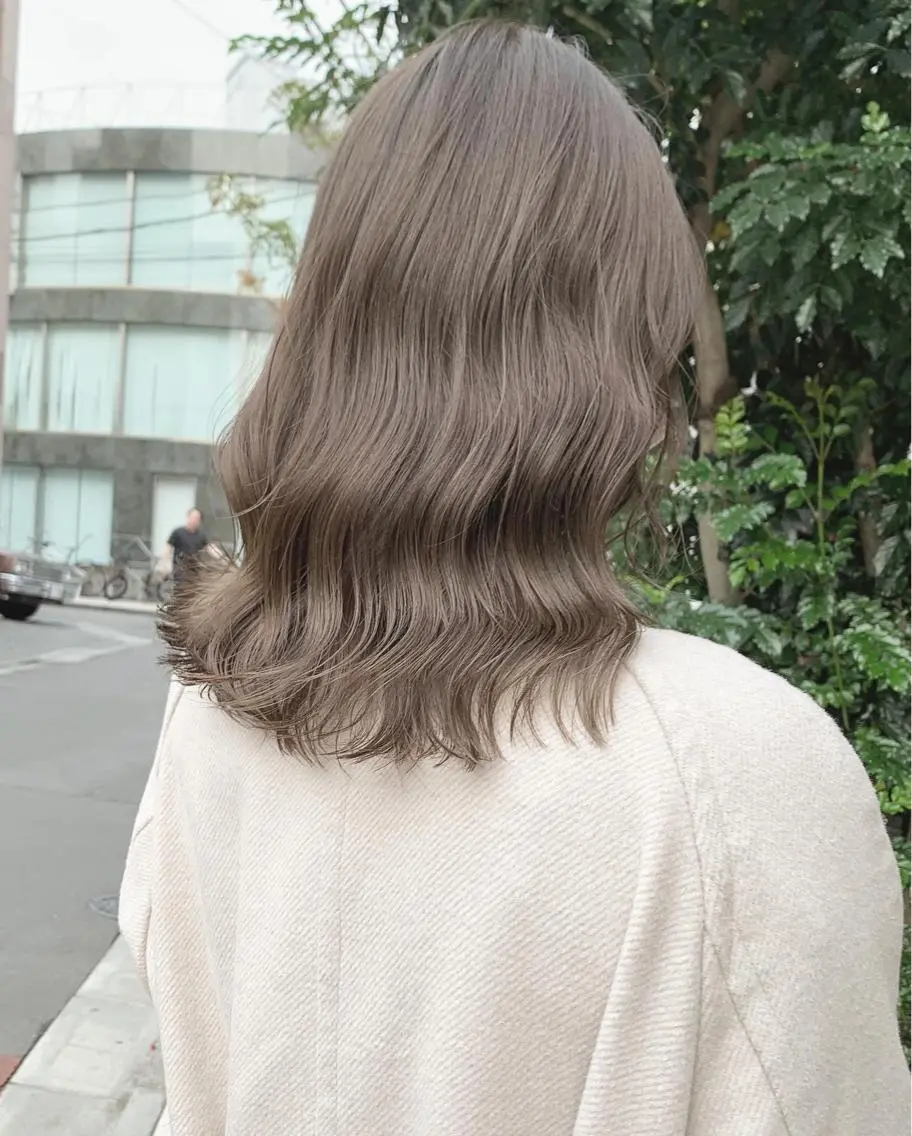 ミディアム カラー ネイル ハイトーンボブ 前田 表参道　グレージュのヘアスタイル