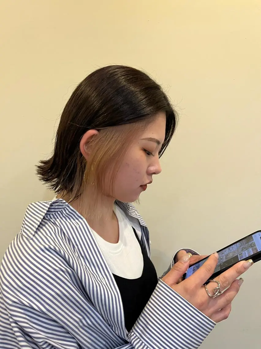 ショート カラー ベージュカラー ミルクティーベージュ KOKORO 中村 朱里のヘアスタイル