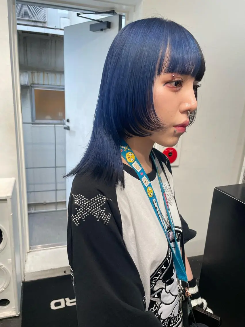 セミロング カラー パーマ ヘアアレンジ メンズ キッズ ネイル マツエク・マツパ アイブロウ メンズブリーチ ブリーチ ブルーカラー ブルー カット ヘアカラー トリートメント 艶ハイトーン/ヘア アレンジAYAKAのヘアスタイル