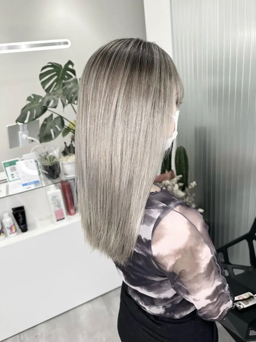 セミロング カラー LOOP hairのヘアスタイル