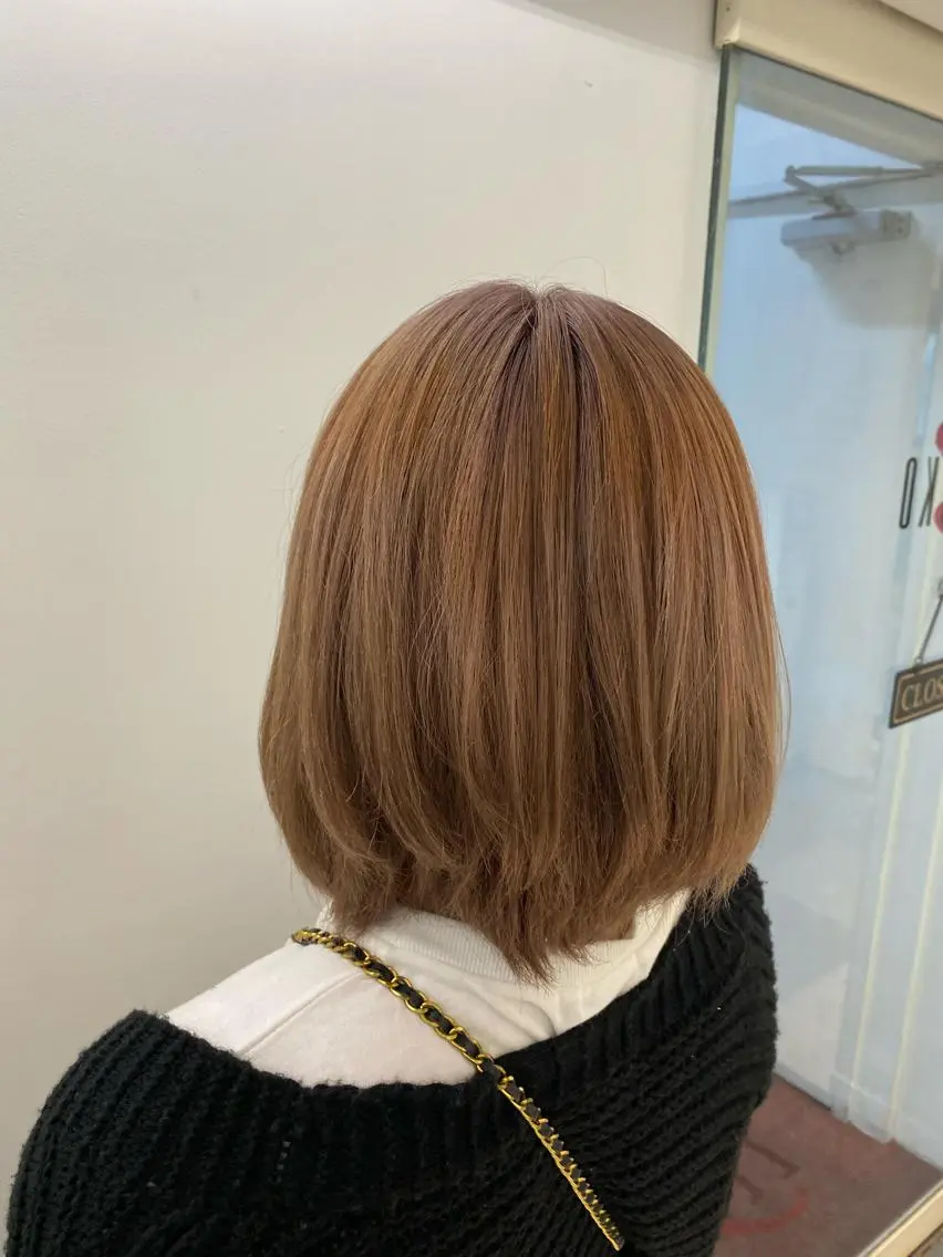 ミディアム カラー ベージュカラー ブリーチ ミルクティーベージュ コテ巻き風パーマ 藤澤 知彌のヘアスタイル
