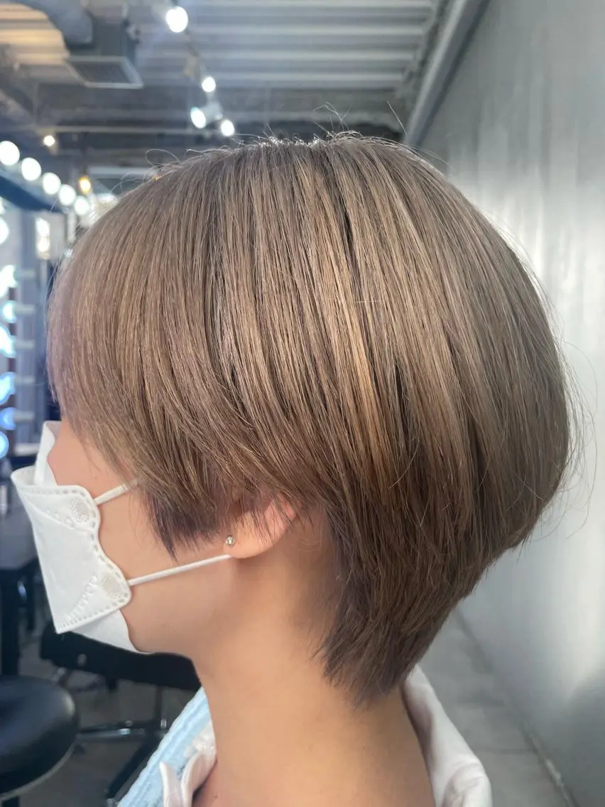 ショート カラー ブリーチ グレージュ シルバー シルバーグレージュ ショートヘア ブリーチなし透明感 タケザワミキのヘアスタイル