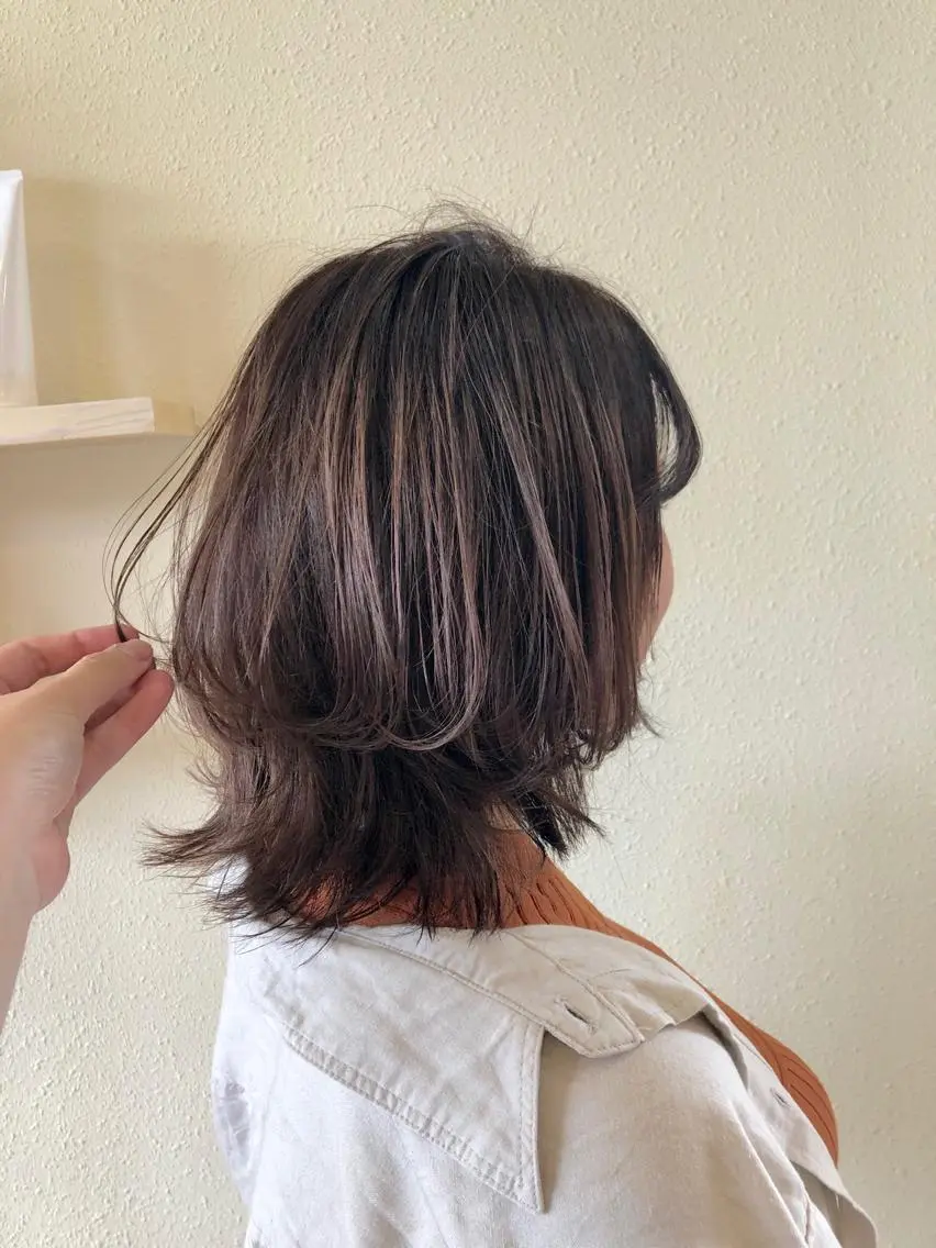 ミディアム 中川 茜里のヘアスタイル