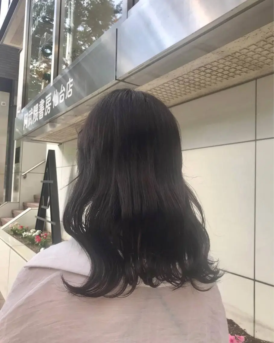 セミロング カラー ブルーカラー ブルーグレー 🎀きつない みゆ🎀のヘアスタイル