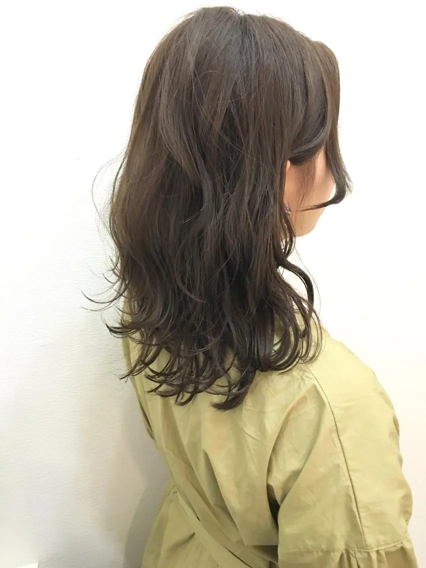 ミディアム カラー グレージュ イエローカラー レイヤーカット ディレクター ノナカのヘアスタイル