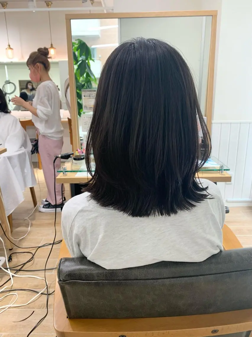 ミディアム カラー パーマ ヘアアレンジ メンズ キッズ ネイル マツエク・マツパ レイヤーカット／ 巻ける縮毛矯正のヘアスタイル