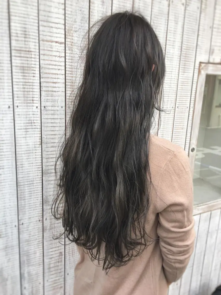 ロング カラー ブリーチ グレージュ ブリーチなしカラー ケアブリーチ 坪井佑樹のヘアスタイル