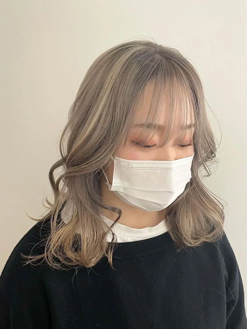カラー グレージュ ハイライトカラー ヘアカラー 🎀ボブ+ハイトーン シュカ👶🏻のヘアスタイル