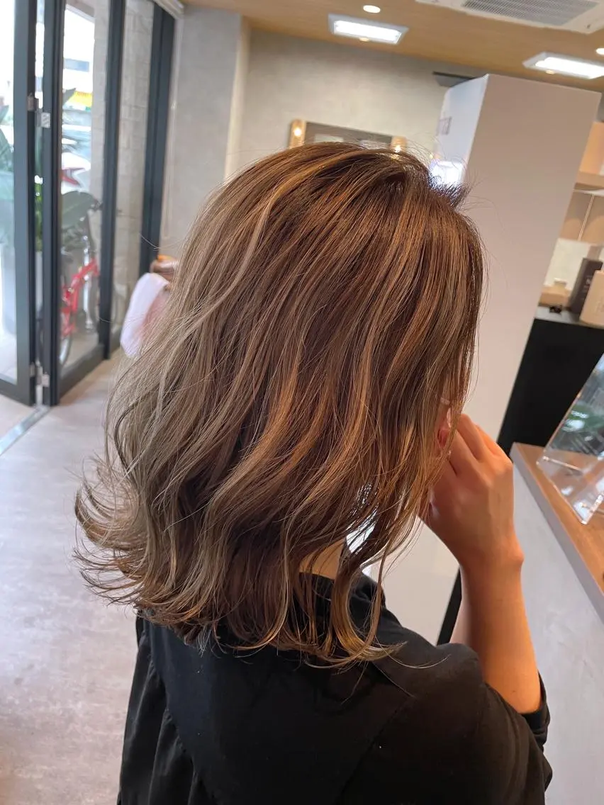セミロング アッシュ ハイライト レイヤーカット ウルフカット ヘアカラー トリートメント RIENS♡xrea 山本優舞のヘアスタイル