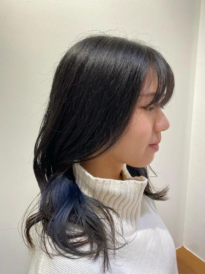 セミロング カラー インナーカラー レイヤーカット ナルカワ アユミのヘアスタイル