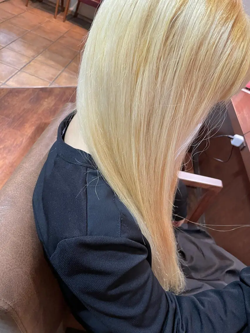ロング カラー ブリーチ 岡山 史弥のヘアスタイル