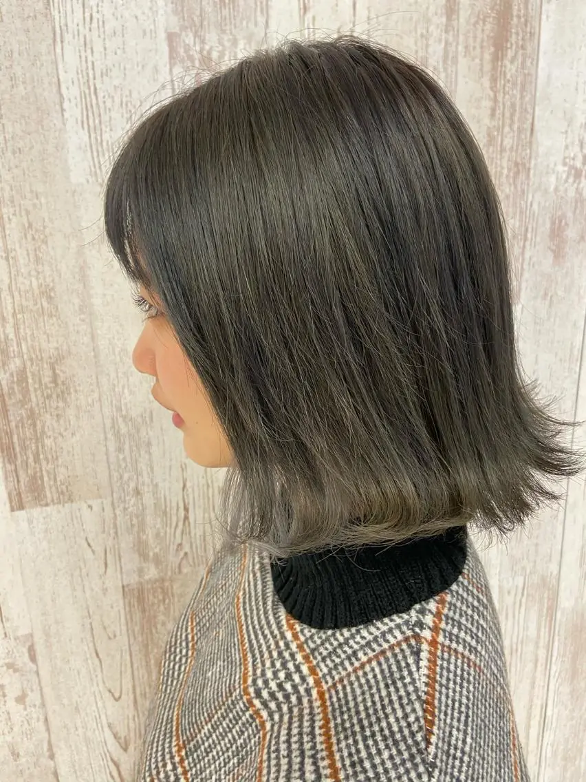 ミディアム カラー グレージュ シルバー シルバーグレージュ カット ヘアカラー Oopsレイヤー 加藤澄都のヘアスタイル