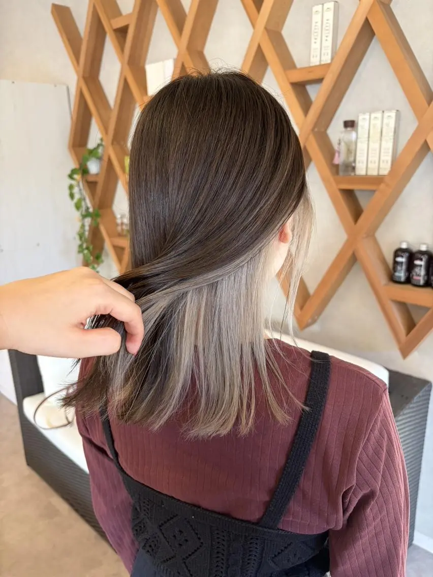 ミディアム カラー ベージュカラー インナーカラー ホワイトベージュ カット ヘアカラー ELLE&SALLY 石野のヘアスタイル
