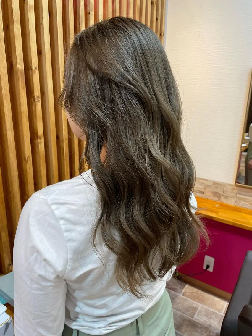 ロング カラー グレージュ レイヤーカット ヘアカラー YUI/ ブリーチカラー🌷のヘアスタイル
