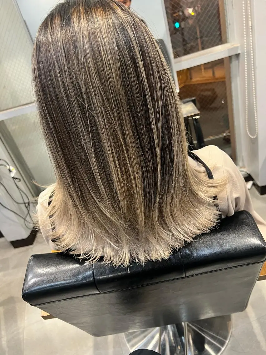 カラー バレイヤージュ ベージュカラー グラデーションカラー ハイトーンカラー ホワイトベージュ 寺嶋 貴大のヘアスタイル