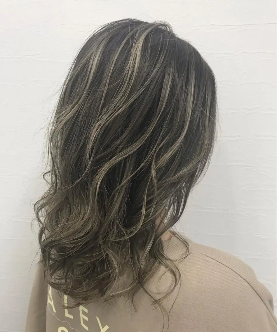 セミロング カラー グラデーションカラー ハイライトカラー ハイライト 森本 笑のヘアスタイル
