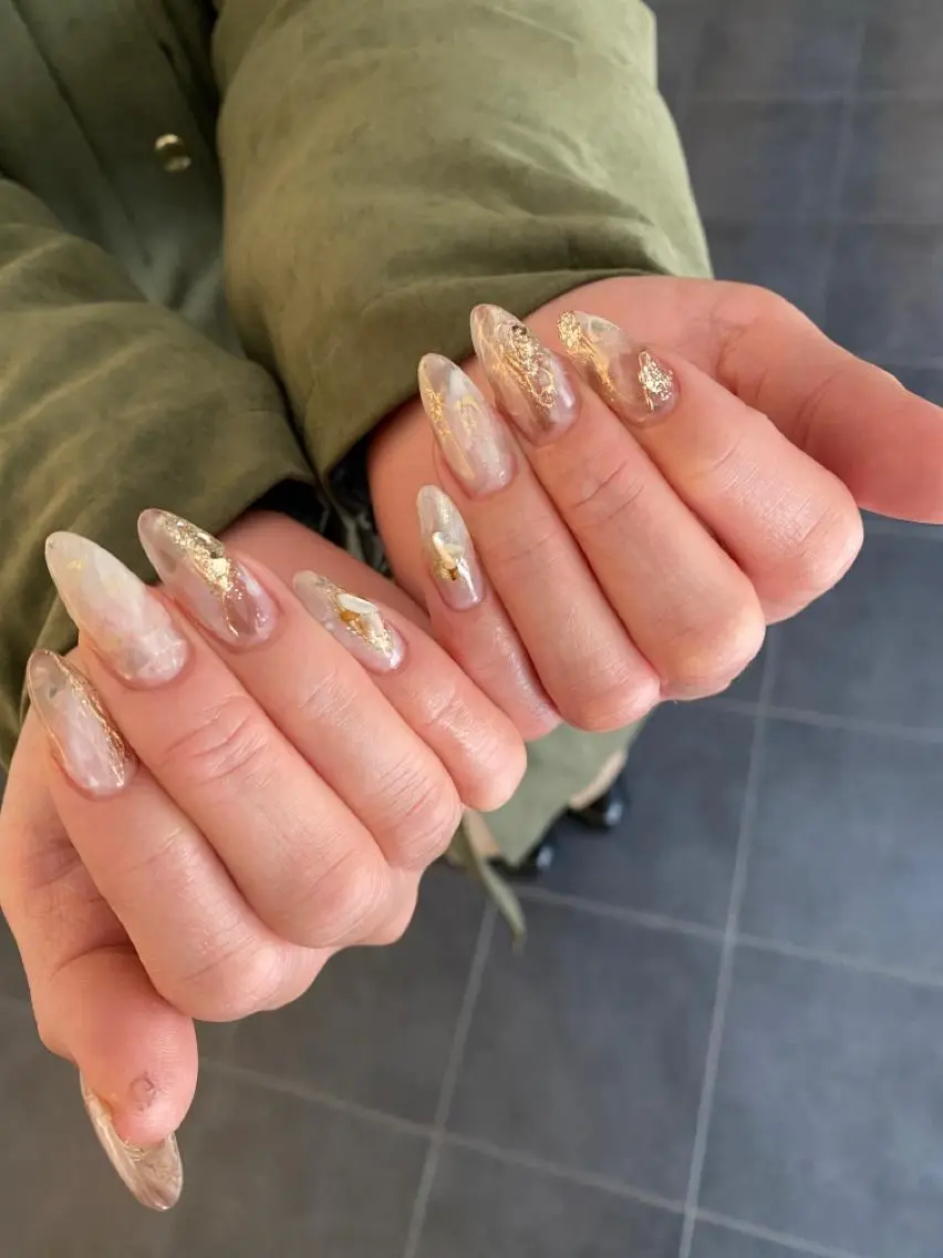 ネイル 成人式 ジェルネイル ゴールド ミラーネイル ニュアンスネイル ハンドネイル ハンドケア Lililas💎 リリラースのネイルデザイン