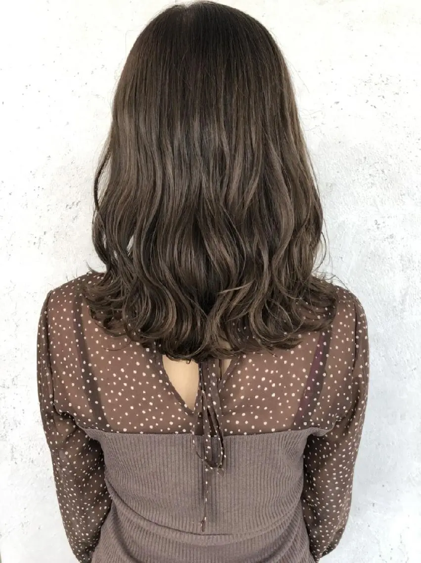 セミロング アッシュ アッシュブラウン 外ハネヘア 黒木 真莉のヘアスタイル