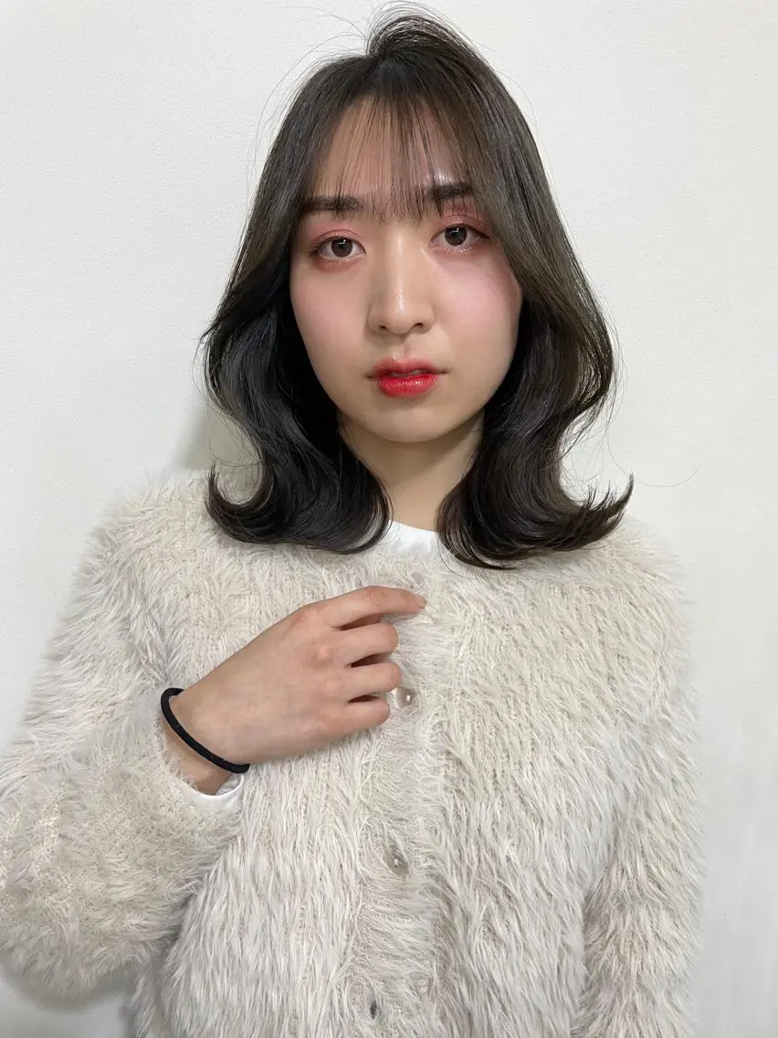 ミディアム カラー 黒髪 ブリーチ ブルーカラー ブルーブラック ケアブリーチ オリーブカラー 特化　　kaiのヘアスタイル