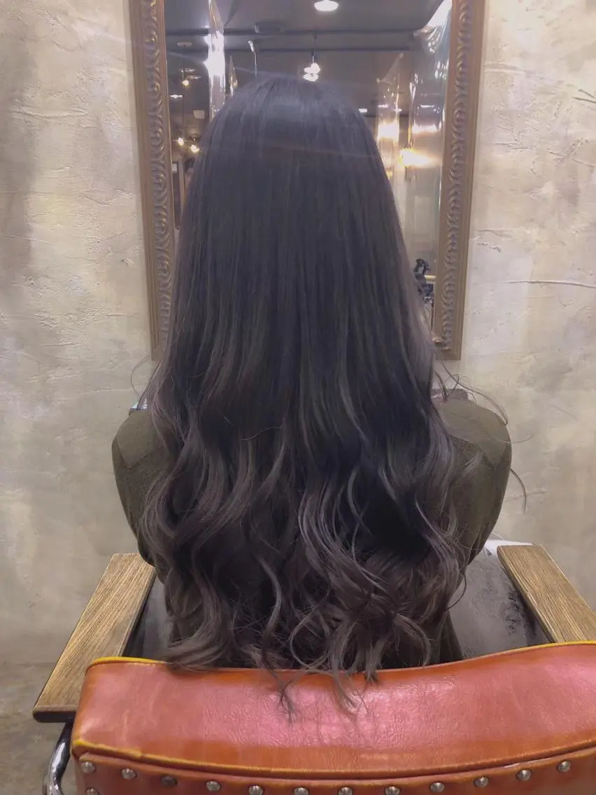 ロング カラー パーマ ヘアアレンジ アディクシーカラー アッシュ バレイヤージュ ベージュカラー ブリーチ newi 川崎店のヘアスタイル
