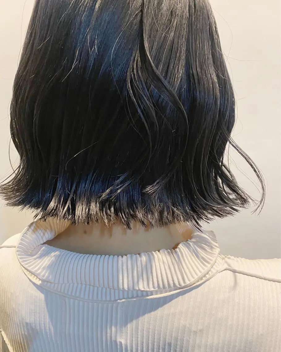 ショート カラー 黒髪 ブリーチ ブルーカラー ブルーブラック ブリーチなしカラー tonari 梅田、中崎町のヘアスタイル