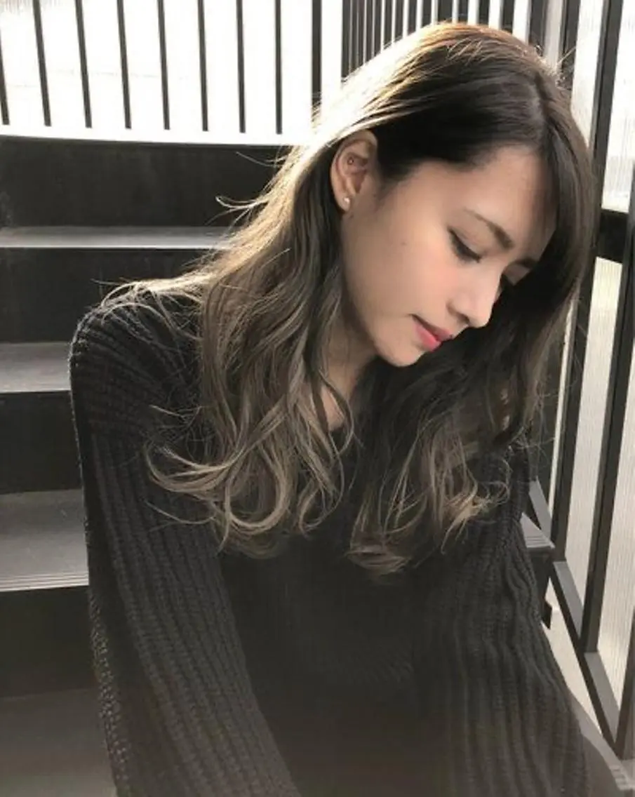 ロング カラー デザインカラー グレージュ 横野 孝志のヘアスタイル