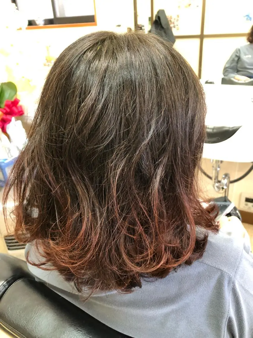 ミディアム カラー ヘナカラー レイヤーカット 外ハネヘア 石塚 浩のヘアスタイル