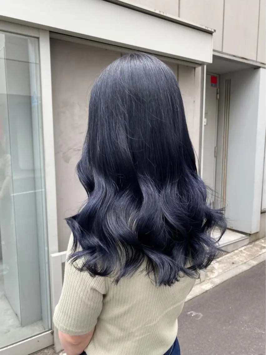 ミディアム カラー 黒髪 ブルーカラー ブルーブラック ブルーラベンダー ダブルカラー トレンドカラー MAHOのヘアスタイル