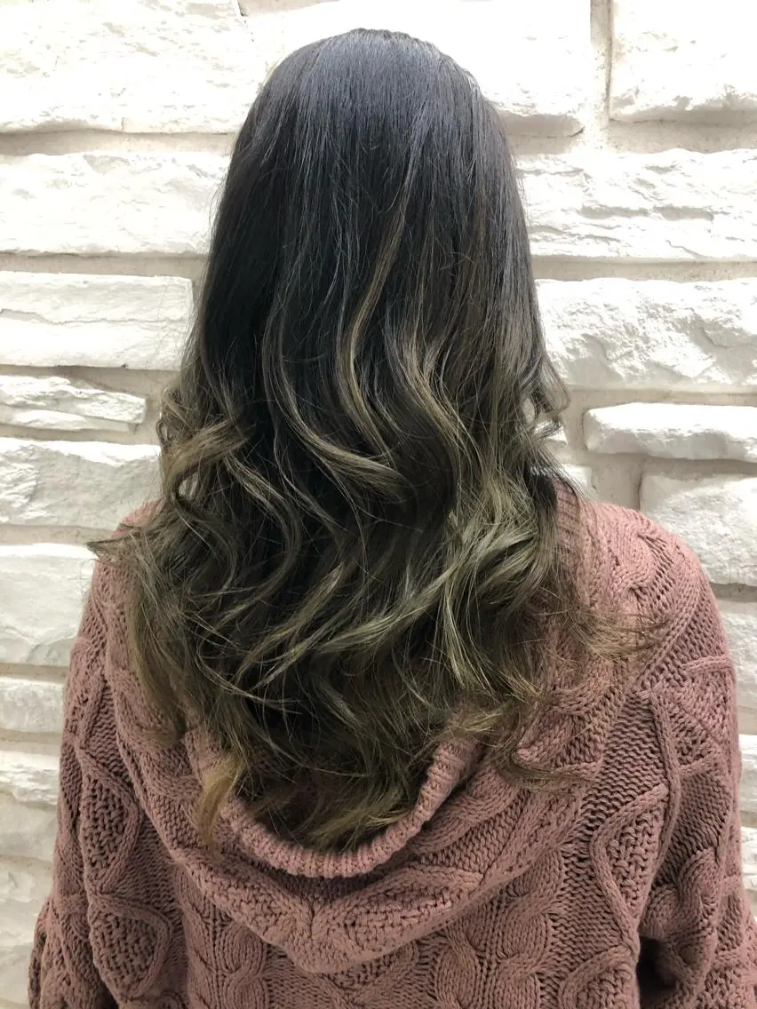 セミロング 艶髪/ハイトーン Sherryのヘアスタイル