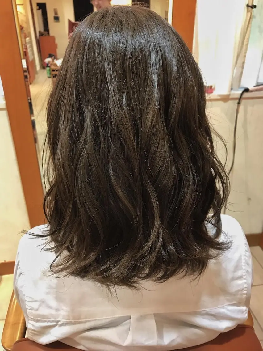 ミディアム カラー アッシュ アッシュグレー アッシュグレージュ グレージュ 🪐脱白髪染め 🪐松尾菜々美のヘアスタイル