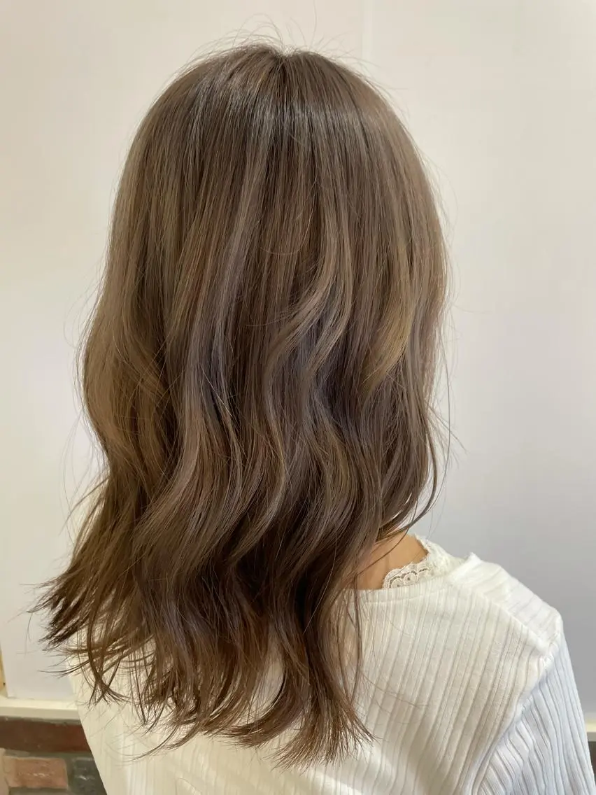 ロング カラー 透明感カラー 🩶🩵🩷AIRIのヘアスタイル