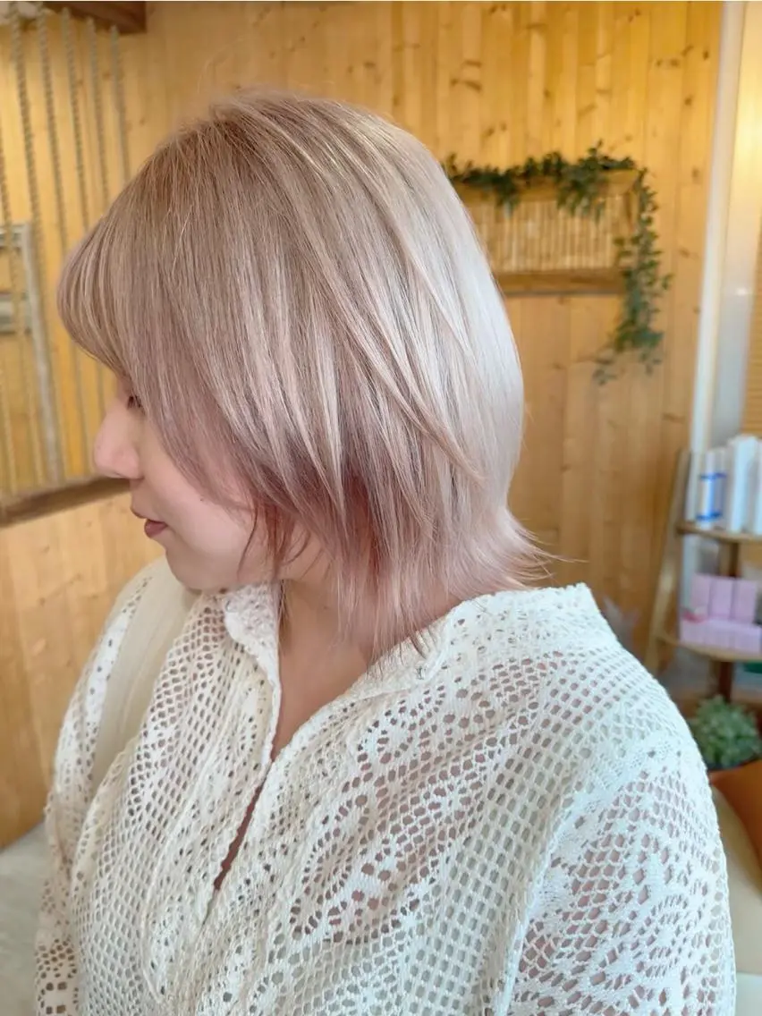 ミディアム カット ヘアカラー ハイトーン belle ナホのヘアスタイル