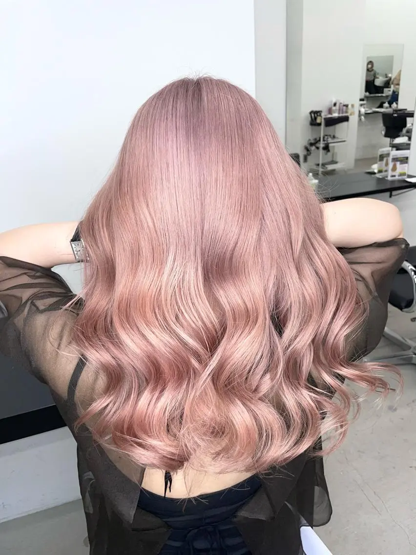 ロング カラー ブリーチ ロング 佐藤 まいらのヘアスタイル