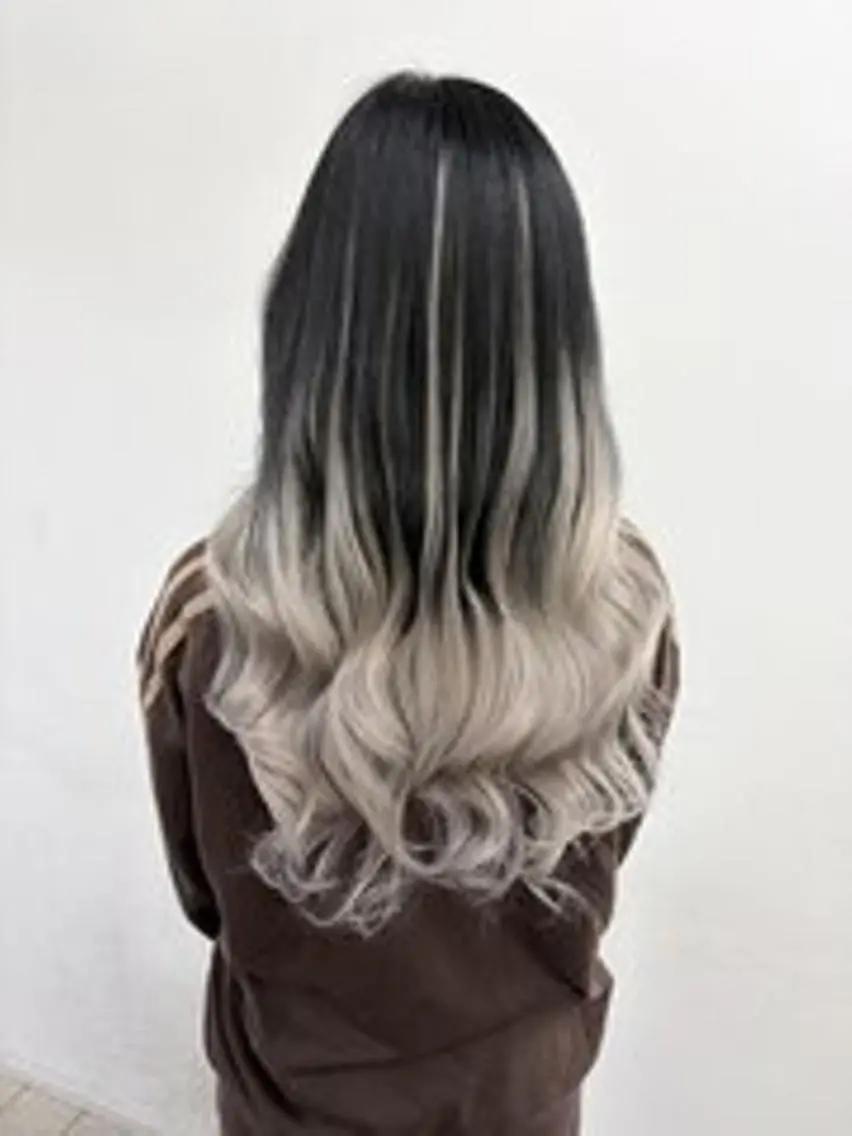 ロング ヘアアレンジ カラー シールエクステ 黒髪 ブリーチ デザインカラー ダブルカラー エクステ¥5000 LuciAカラーのヘアスタイル