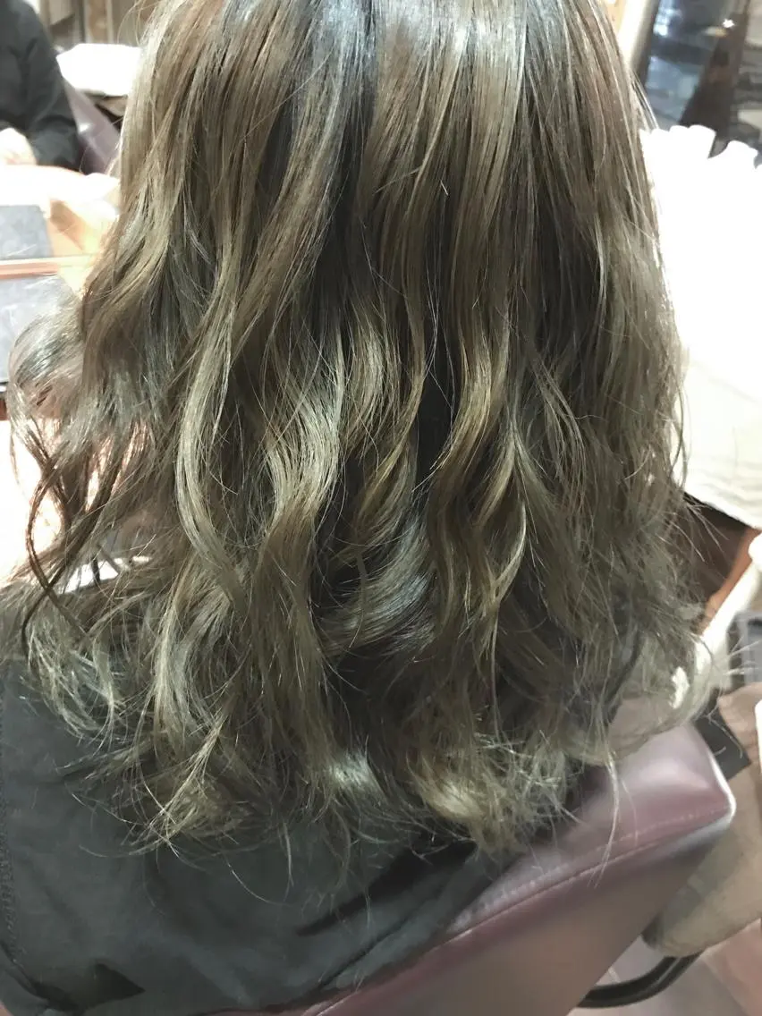 ミディアム カラー ヘアアレンジ グラデーションカラー 小國 綾かのヘアスタイル