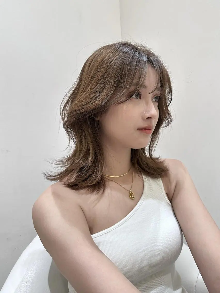 ミディアム ボブ レイヤーカット 𝒜𝑜𝒾𝓀𝑜 /透明感カラーのヘアスタイル