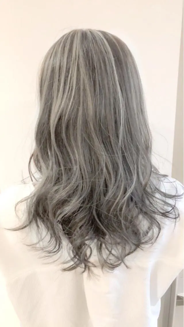 ロング カラー シルバー レイヤー/ウルフ ハイトーンhiroのヘアスタイル