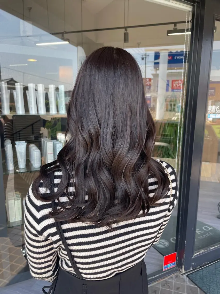 セミロング カラー グレージュ マキノ キョウカのヘアスタイル