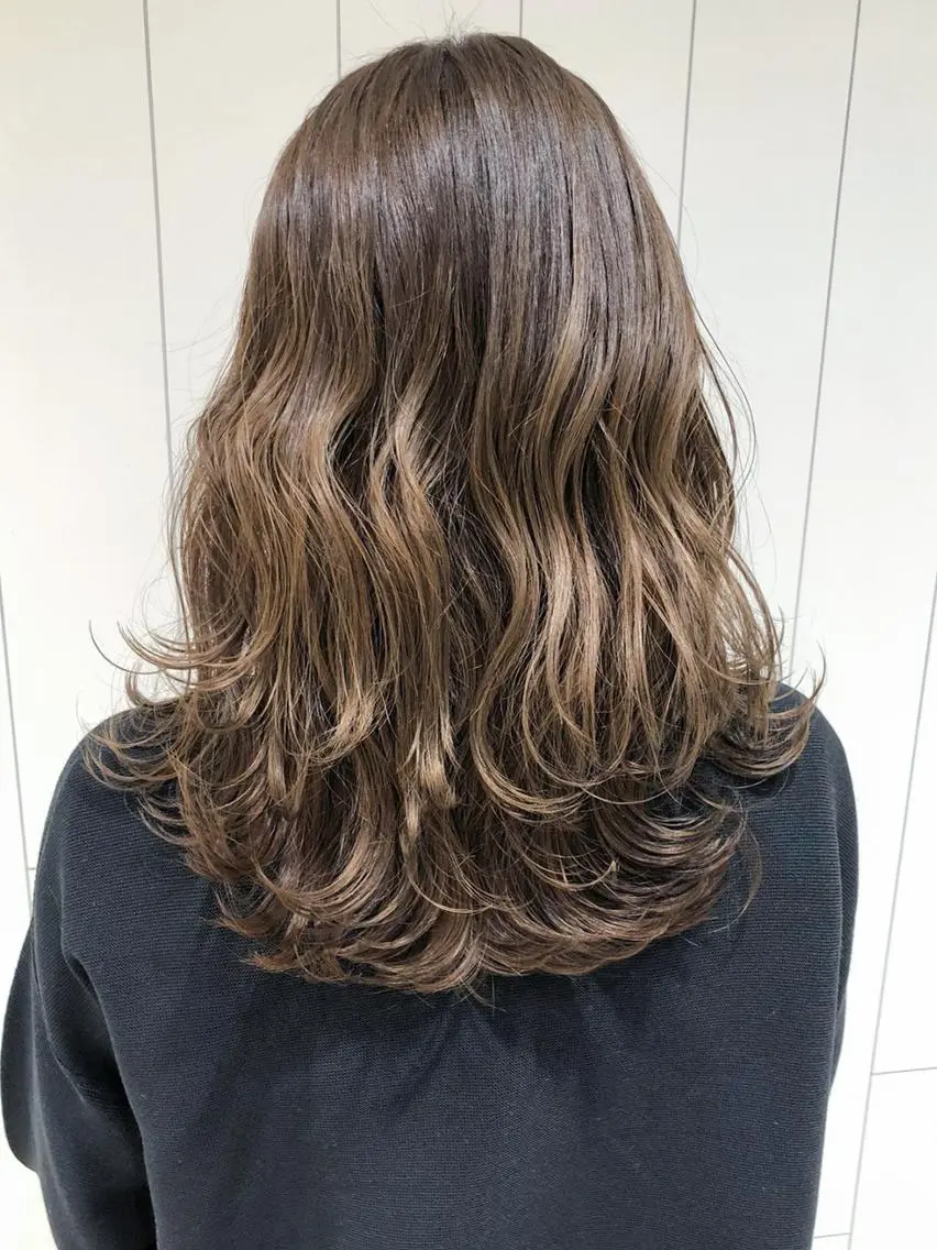 ミディアム カラー ベージュカラー オリーブベージュ レイヤーカット カット ヘアカラー トリートメント ITbyALBUM 藤沢店のヘアスタイル
